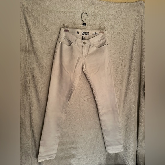 Everyone needs a pair of Celebrity Jeans!!Perfect for a cute Spring time fit! 💐 - Picture 1 of 2